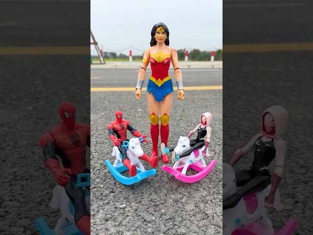 Wonder Woman helps Spidey and Spider Gwen choose toys | Fun Toys