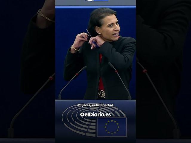 Una eurodiputada se corta el pelo por las mujeres de Irán en el Parlamento Europeo