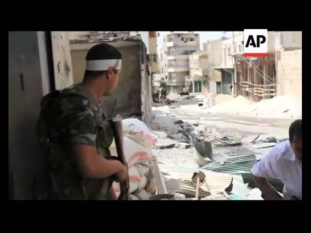 Free Syrian Army fighters battle with govt soldiers in streets of Aleppo