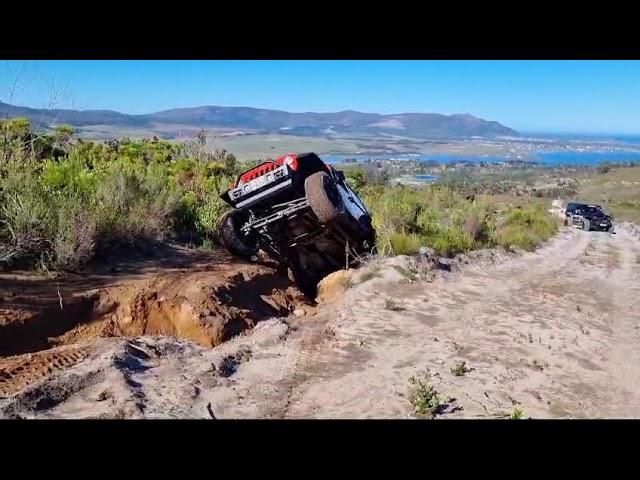 JEEP 3 wheeling it through this obstacle #jeep #jeepwrangler #offroad