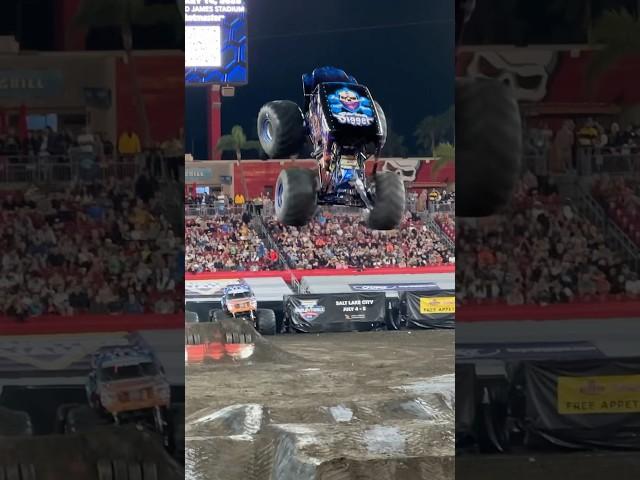 SON-UVA DIGGER GOES WILD! #monsterjam #monstertruck #monstertrucks #motorsport #racing #crash #truck