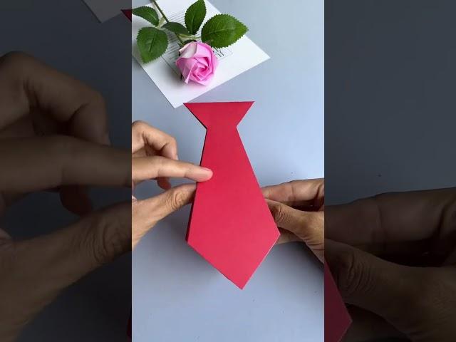 Prepare this tie greeting card for Dad in advance on Father's Day. It is very simple and full of bl