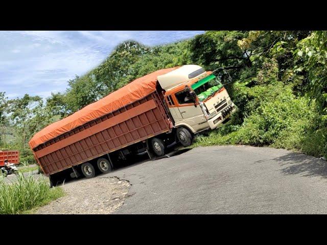 Extreme and dangerous! Fuso truck through the narrow mountain road