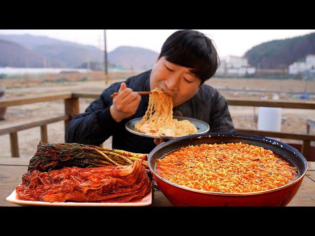 진라면 매운맛 5봉에 계란 5개, 파김치와 김치에 밥까지 말아 후루룩! (Spicy instant noodles) 요리&먹방!! - Mukbang eating show