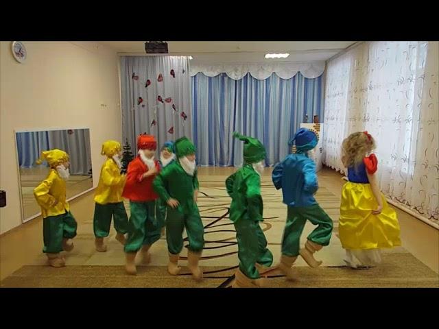 Детский сад №4, подготовительная группа. Танец  "Белоснежка и семь гномов"