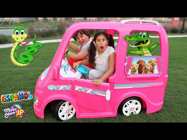 ¡Maria Clara y JP pasean en el coche de juguete para un picnic radical!  Barbie car Camping