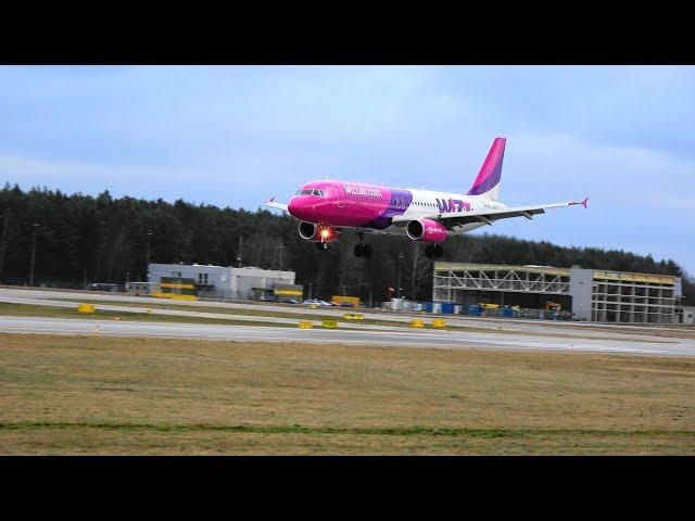 Lądowanie samolotu Wizz Air kontra podmuchy wiatru.Lotnisko Gdańsk Rębiechowo.