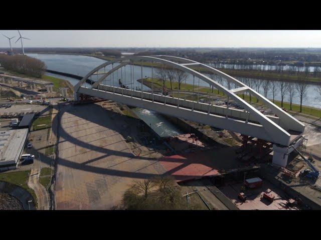 Drone Theemswegtracé inrijden spoorbrug Rozenburgsesluis - Mammoet - Rijkswaterstaat - Prorail