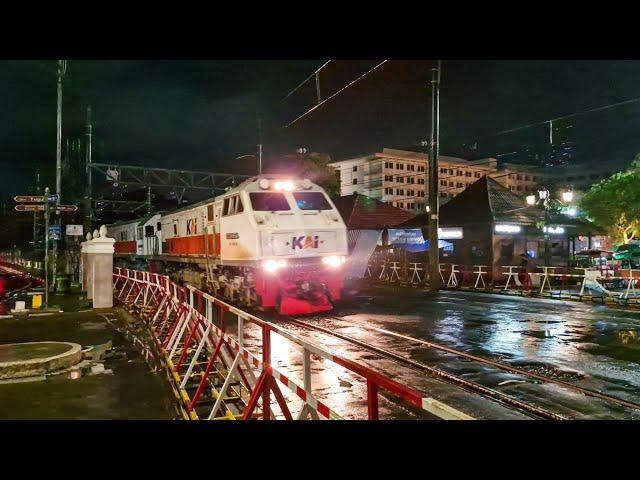 PASUKAN KERETA TENGAH MALAM DI PERLINTASAN LANGKA YOGYAKARTA!! Palang Geser 3A3B Tugu Yogyakarta