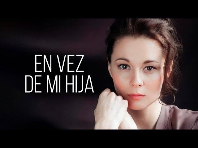 ¡FUE A LA UNIVERSIDAD EN LUGAR DE SU HIJA! | Película romántica en Español Latino