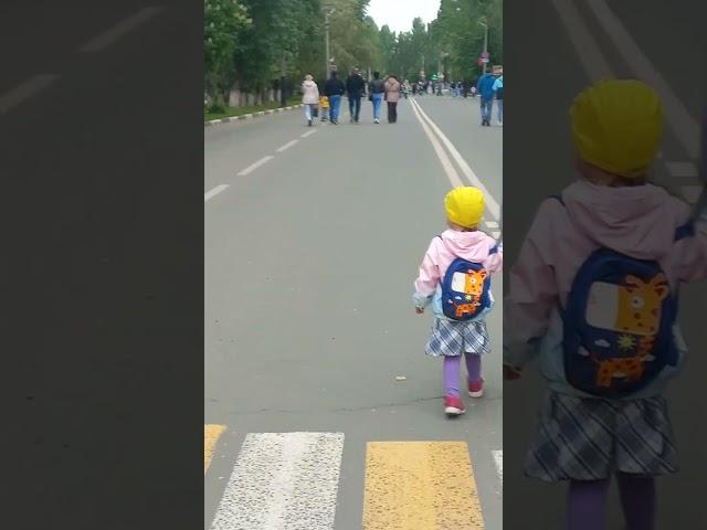 На обелиск.