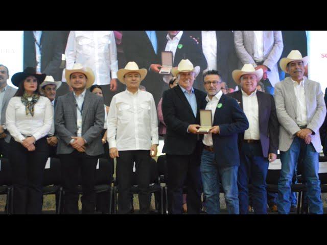 ENTREGA CNOG A CONSTANTINO PÈREZ MARÌ, LA "MEDALLA PRESIDENCIAL AL MÈRITO GANADERO" EN SONORA.