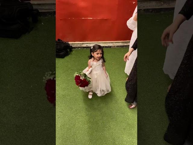 اخت العروسه الصغيره فاجئت العروسه وخلاها تعيط 