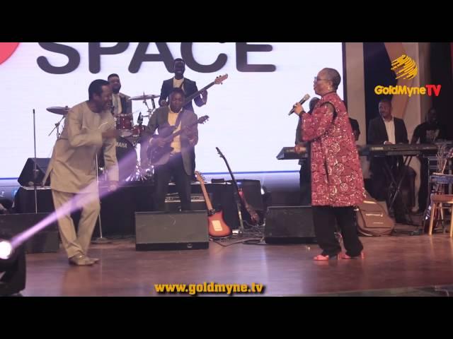 WATCH ONYEKA ONWENU AND KING SUNNY ADE PERFORM "WAIT FOR ME" 25 YEARS AFTER