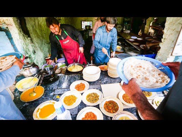 Best Street Food at Pakistan University - CRISIS OMELET in Islamabad | Pakistani Food Tour!