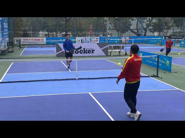 Tiến Linh học Pickleball, được cựu trợ lý thầy Park chỉ giáo trong lần đầu nhập môn