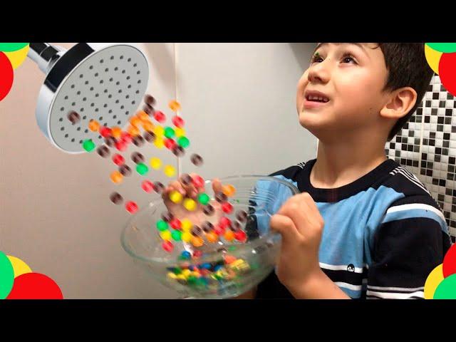 LORENZO FINGE BRINCAR NO CHUVEIRO MÁGICO DE M&M - KIDS PRETEND PLAY MAGIC SHOWER