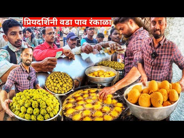 Famous Priydarshani Vada Pav at Kolhapur Rankala - इनकी वडापाव चटनी Unique है | Kolhapur Street Food