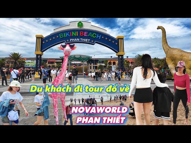 Du khách đi tour cả ngàn người đổ về du lịch Novaworld Phan Thiết đông vui nhộn nhịp đầu năm 2025