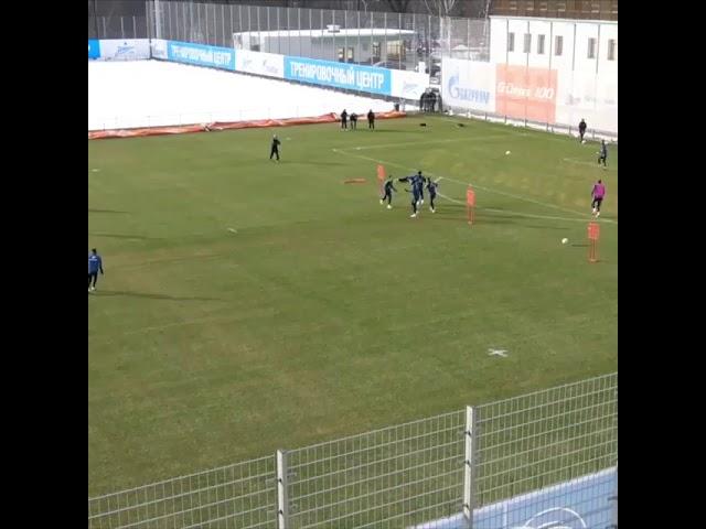 Форвард Зенита Заболотный повалил манекен