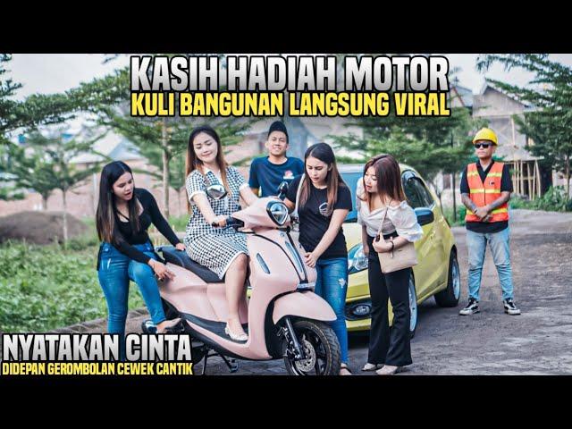 DIDEPAN GEROMBOLAN CEWEK CANTIK KULI BANGUNAN KASIH HADIAH MOTOR!! SEKETIKA LANGSUNG VIRAL!!