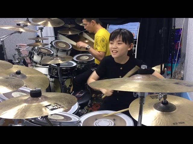 NiuNiu play drum set,dian ge de ren,cool girl playing