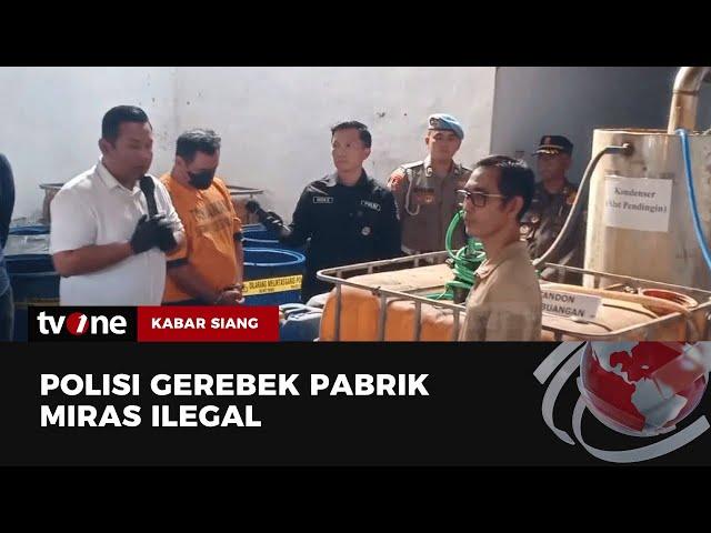 Polisi Gerebek Pabrik Miras Ilegal, Sejumlah Barang Bukti Diamankan | Kabar Siang tvOne