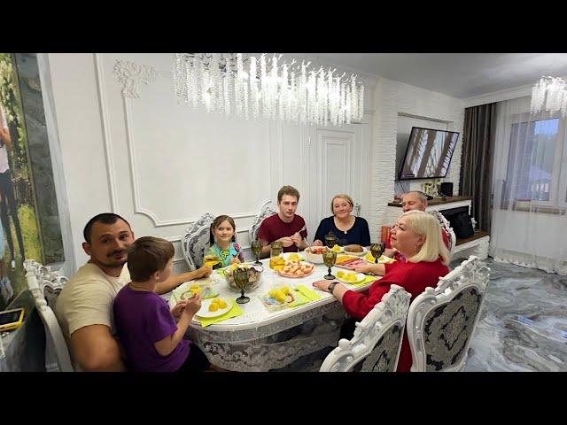 Встречаем гостей! Подготавливаем гостинцы. Последний звонок. Продолжаем планировку участка.