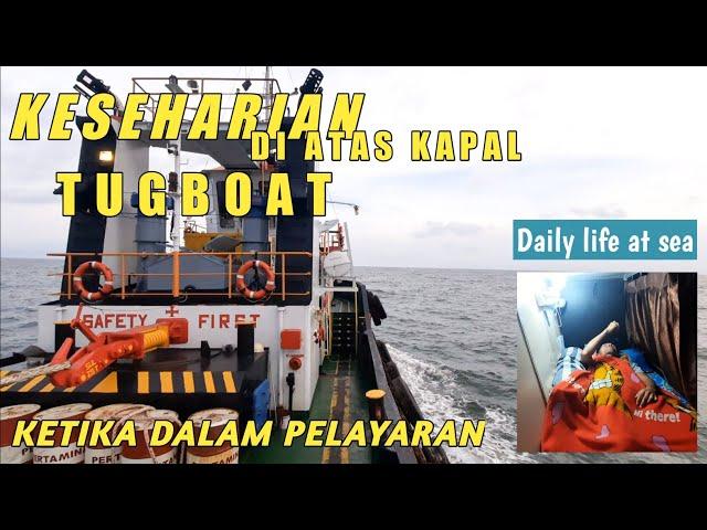 Keseharian pelaut di atas kapal tugboat ketika sedang dalam pelayaran | Daily life at sea