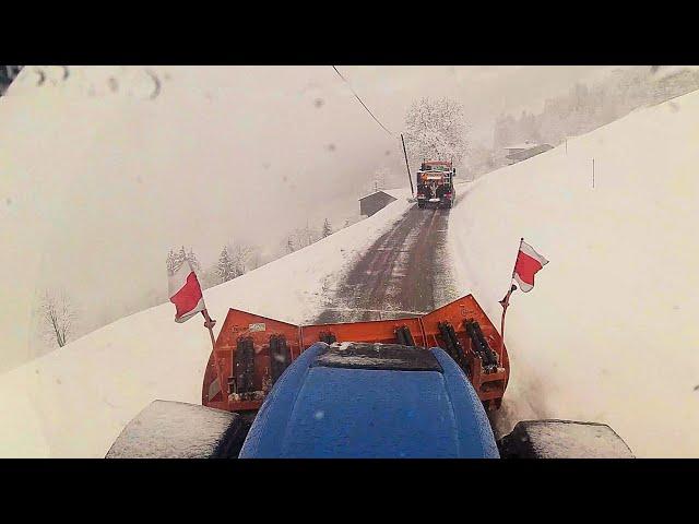 Snow removal with two vehicles on extreme Alpine paths!