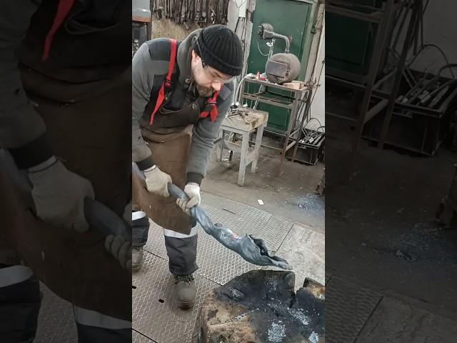 Кузнец художник Павел Березин делает... Как вы думаете что?) Кто догадается, тот молодец! 