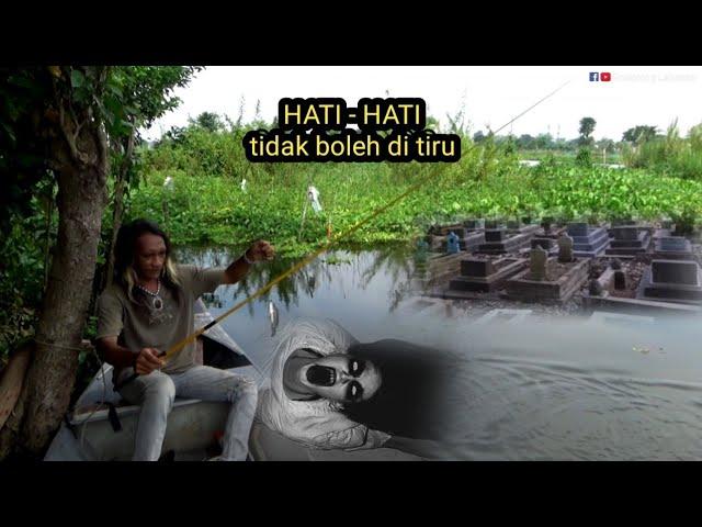 Gak ada orang berani mancing di sini,, kuburan tenggelam jadi sarang ikan