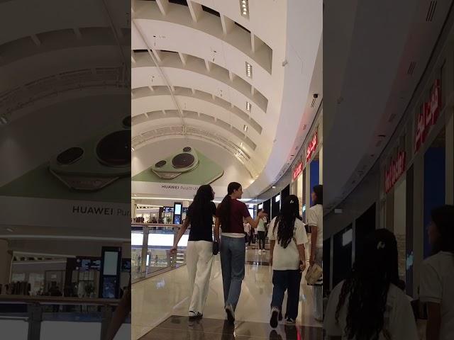 Walking around largest mall in the world 4