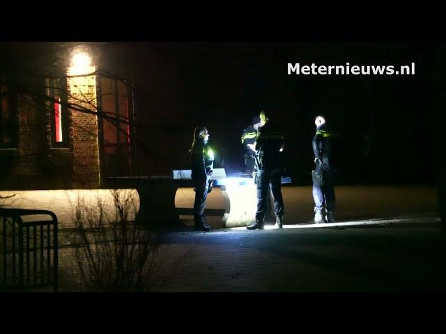 Auto duikt vijver in Coevorden in