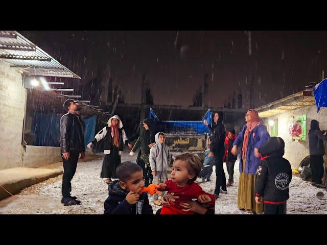 ️️A snowy day in the village. The Peren family is building a wall on a beautiful day.