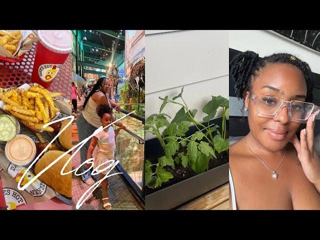 VLOG | MY GROWTH SEASON  WORLD’S BIGGEST MUSEUM + SEMI ANNUAL SALE + PLANT MOM + DAVE’S HOT CHICKEN