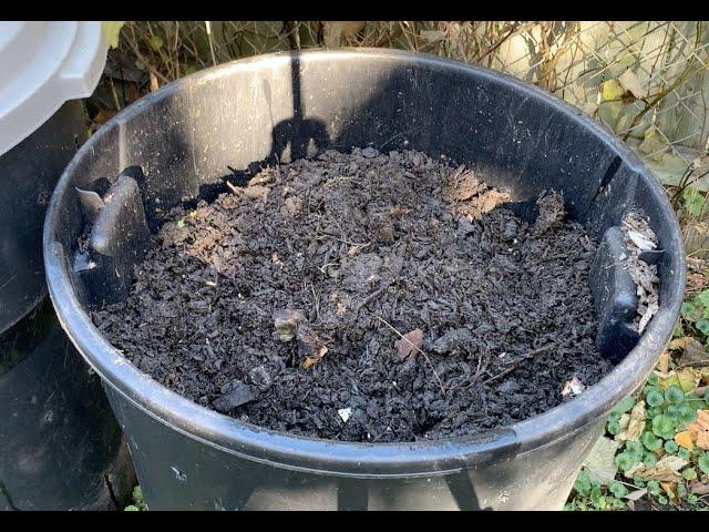 CHEAP and EASY Composting Method.. 32 Gallon Trash Bin