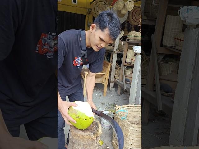 amateur techniques for cutting coconuts #15 #coconut #fruit #ramadhan2024 #food