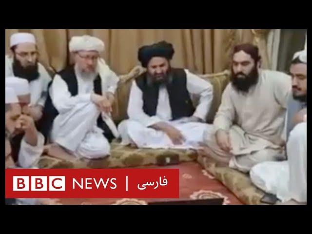 ملا عبدالغنی برادر، معاون سیاسی طالبان در دوحه مشغول تماشای تصرف ارگ ریاست جمهوری