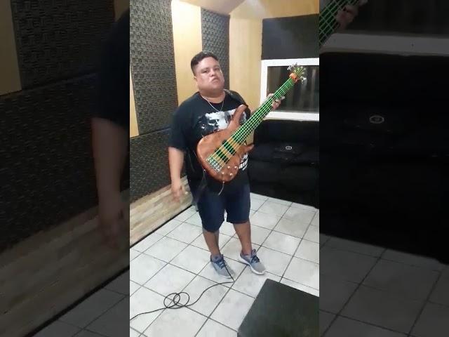 Júnior Bass Groovador tocando Nirvana (Smells Like Teen Spirit)