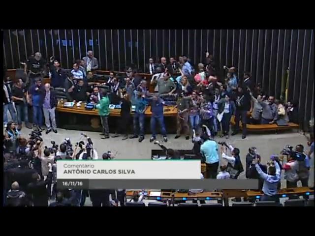 Momento em que manifestantes invadem o plenário da Câmara dos Deputados