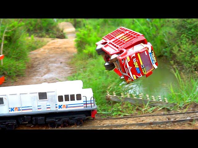 The Story of Oleng Aa Zafran's Truck Hit by a Train Until It Bounced Into The Water