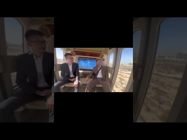Cụ Ông ngoài 70 tuổi ngồi tàu Karat tại Dubai