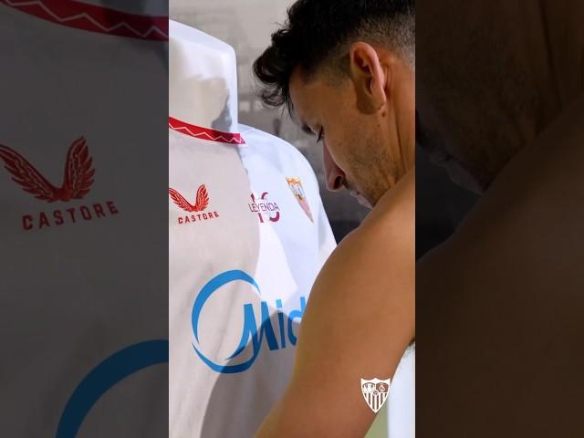  Recuerdos para la historia sevillista ️ Navas donó su último brazalete y su última camiseta ️