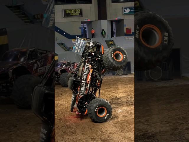 #monstertruck two wheels skills show #shorts #eterno #monsterjam #stunt #skills #motorsport