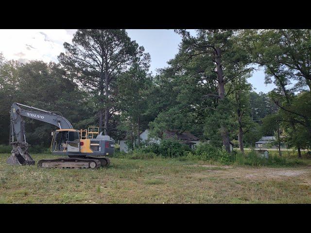 Cleaning Up The Abandoned House Yard For Demo Day!