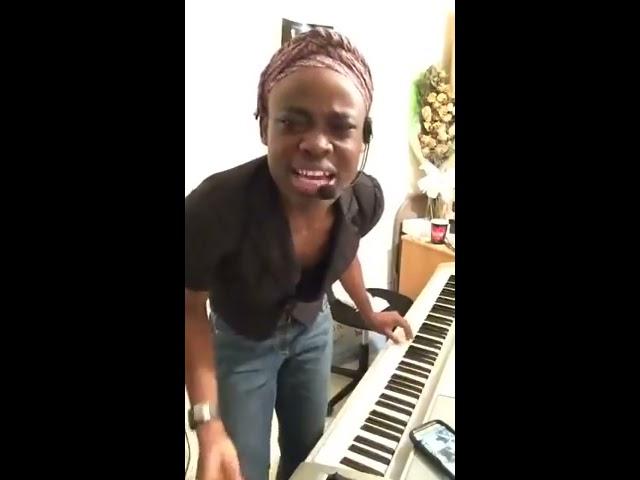 Femme a la guitare, mesaj: AS TU VUS MON SERVITEUR? (22 Mars, je vivrai)