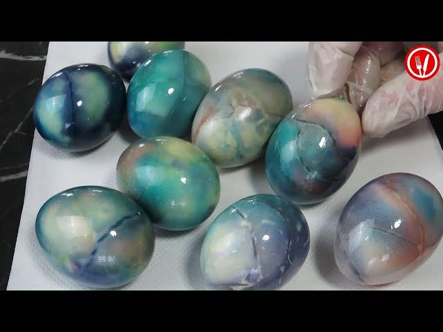 How to dye Easter eggs with aluminium foil, cotton wool and food coloring