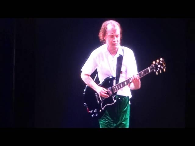 Guitar Hero Angus Young  plays Bach AC/DC Improvisation live in Leipzig