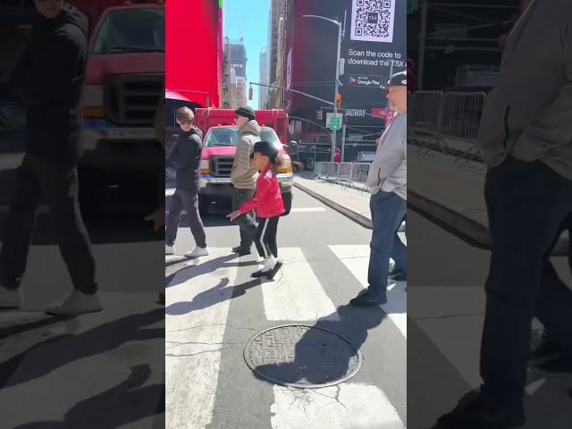 BEST CROSSWALK MOONWALK EVER ! #michaeljackson #dancevideo  #nyc